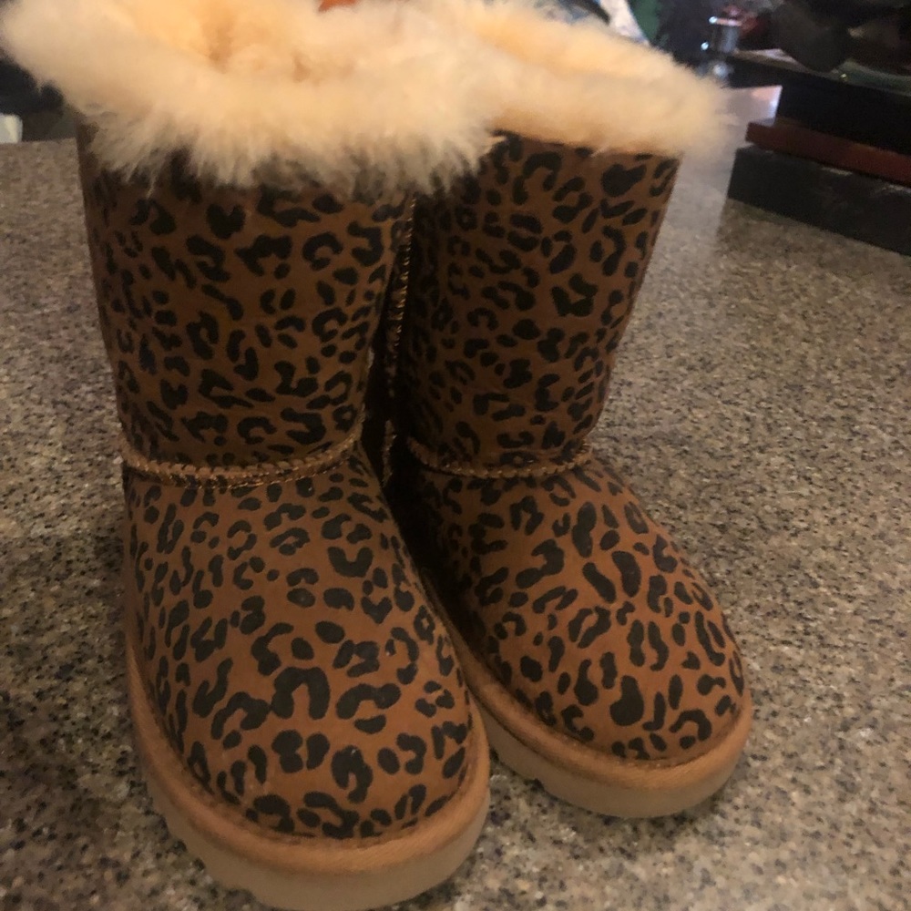 UGG brown leopard boots. Girls Size 8. Like new.